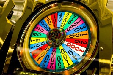 Mesin Arcade game interface on besar win showing spinning reels and payout table